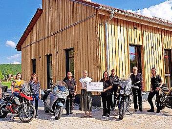 In Uetzing vor der Kulturscheune, bis vor kurzem noch von Kriegsflüchtlinge bewohnt, überreichten die Motorradfreunde Bad Staffelstein/Stublang den Scheck an Christina Gründel.