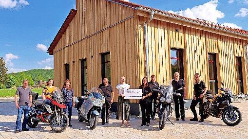 In Uetzing vor der Kulturscheune, bis vor kurzem noch von Kriegsflüchtlinge bewohnt, überreichten die Motorradfreunde Bad Staffelstein/Stublang den Scheck an Christina Gründel.