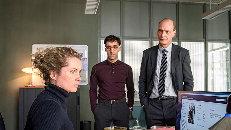 Leonie Winkler (Cornelia Gr&ouml;schel), Philipp Laupheimer (Yassin Trabelsi, zweiter von links) und Peter Schnabel (Martin Brambach) versuchen im Kommissariat herauszufinden, ob Amandas Geschichte der Wahrheit entspricht.