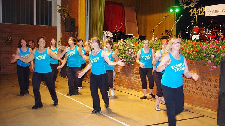 Die Zumba-Gruppe tanzte zu heißen Rhythmen.