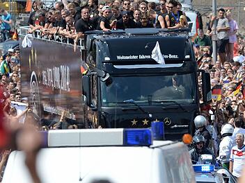 Beim WM-Truck, der gestern durch Berlin fuhr, saß Friedrich Thunsdorff von der Kulmbacher Verkehrsakademie am Steuer. Foto: Soeren Stache/dpa