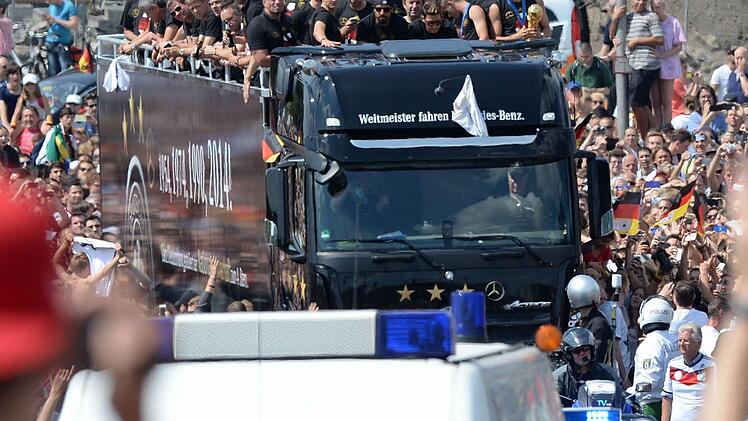 Beim WM-Truck, der gestern durch Berlin fuhr, saß Friedrich Thunsdorff von der Kulmbacher Verkehrsakademie am Steuer. Foto: Soeren Stache/dpa