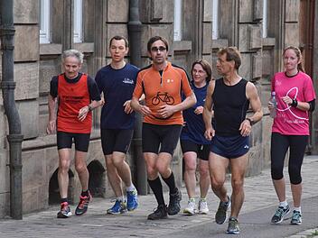 Voll im Training: Kaspar Stappenbacher, Vitus Bräunig, Thomas Haderlein, Gundi Nagengast, FT-Chefreporter Michael Wehner und Marion Burkhardt (von links) liefen schon mal eine Testrunde auf der Brose-Lauf-Route. Foto: Ronald Rinklef