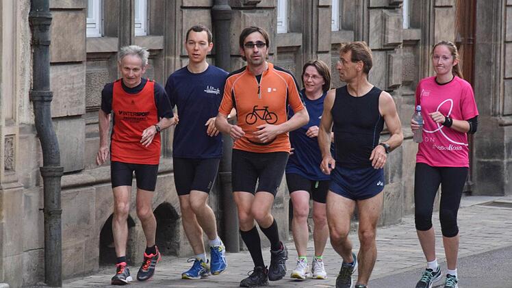 Voll im Training: Kaspar Stappenbacher, Vitus Bräunig, Thomas Haderlein, Gundi Nagengast, FT-Chefreporter Michael Wehner und Marion Burkhardt (von links) liefen schon mal eine Testrunde auf der Brose-Lauf-Route. Foto: Ronald Rinklef