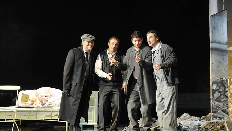 Szene aus der Wiederaufnahme von "La Bohème" in Coburg. Foto: Andrea Kremper