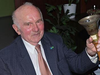 Mit der Amtsglocke verschaffte sich Rudolf Winter als Bürgermeister im Gemeinderat Gehör. Foto: Gerd Schaar