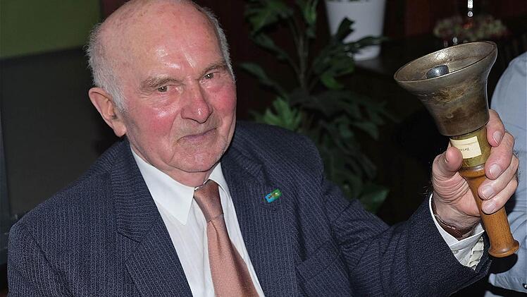 Mit der Amtsglocke verschaffte sich Rudolf Winter als Bürgermeister im Gemeinderat Gehör. Foto: Gerd Schaar