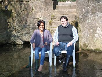 Inge Bulheller und Bj&ouml;rn Hein von Kultourismus testen schon mal die Waschlauer, wo die Kneipp-Anlage entstehen soll. Allerdings sind bei den derzeitigen Temperatur des Wasser Gummistiefel angesagt. Foto: Thomas Malz