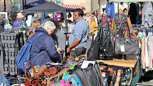 Aus Erfurt kam Mohammad Aslam (Bildmitte). Anyseinem Stand gegen&uuml;ber dem rathaus gab es Geldbeutel, Rucks&auml;cke und vieles mehr. Foto: Dieter Britz
