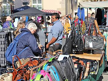 Aus Erfurt kam Mohammad Aslam (Bildmitte). Anyseinem Stand gegenüber dem rathaus gab es Geldbeutel, Rucksäcke und vieles mehr. Foto: Dieter Britz