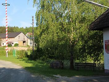 In der Nähe des Feuerwehrhauses in Steinbach hatte die Gemeinde schon im Sommer 2015 ein Grundstück erworben, auf dem das Gemeinschaftshaus und Parkplätze für die Wehr entstehen sollen. im März könnten die Arbeiten hierzu beginne. Foto: BR-Archiv