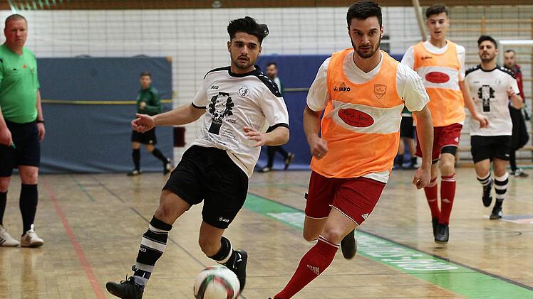 Das Vorrundenspiel zwischen dem SV Bosporus Coburg (in roten Hosen) und dem TSC Bamberg endete 1:1.