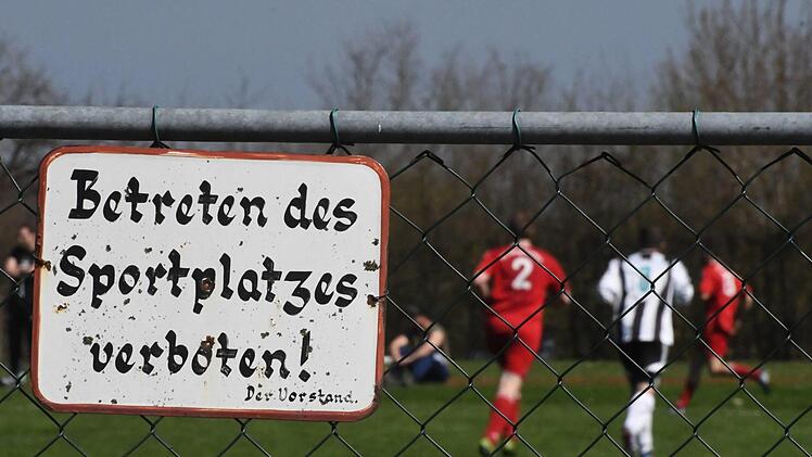 Szene aus dem Spiel des FC Eltingshausen (in rot) gegen die SG Rottershausen II/Rannungen II (0:13). Foto: Hopf