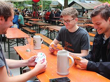 Die Studenten Jannik (links), Max und Max vertreiben sich mit Schafkopf die Zeit. Fotos: Jann Weckel