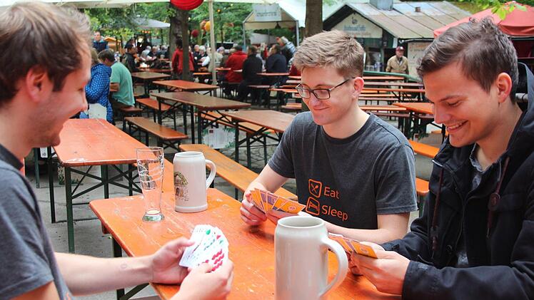 Die Studenten Jannik (links), Max und Max vertreiben sich mit Schafkopf die Zeit. Fotos: Jann Weckel