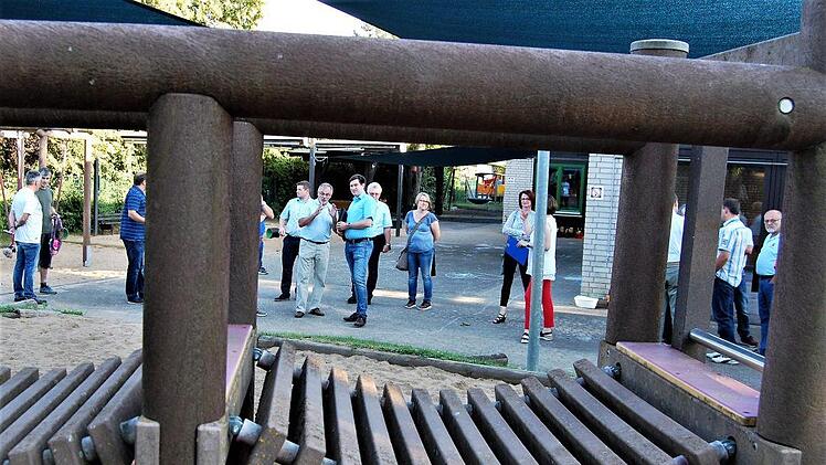 Oerlenbachs Gemeinderat ließ sich bei Ortsbegehungen über die Kindergarten-Situation in Ebenhausen und Oerlenbach informieren.Sigismund von Dobschütz