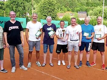 Die Sieger des Hobbyturniers des TC Trebgast mit (von links) Zweitem Bürgermeister Albert Kolb und Turnierleiter Gernot Fischer sowie Vorsitzendem Klaus Küfner (rechts)  Foto: Dieter Hübner