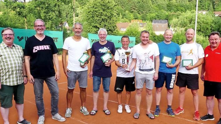 Die Sieger des Hobbyturniers des TC Trebgast mit (von links) Zweitem Bürgermeister Albert Kolb und Turnierleiter Gernot Fischer sowie Vorsitzendem Klaus Küfner (rechts)  Foto: Dieter Hübner
