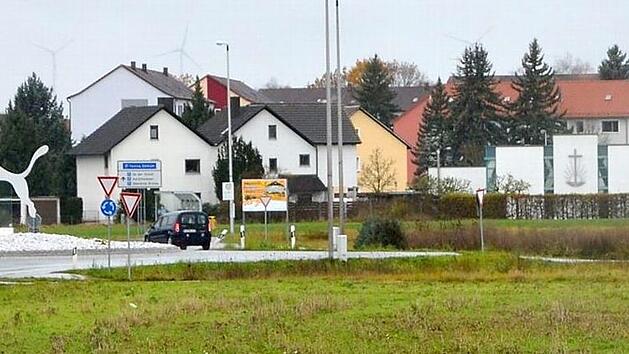 Zwischen Stadtrand von Herzogenaurach und Nordumgehung entsteht das Entwicklungsgebiet Reihenzach. Angrenzend zur bestehenden Wohnbebauung soll eine Kindertagesst&auml;tte errichtet werden, die im Rathaus-Jargon "Montessori 2" genannt wird. Dort soll auf einer st&auml;dtischen Fl&auml;che auch das Container-Provisorium entstehen.  Fotos: Bernhard Panzer