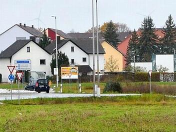 Zwischen Stadtrand von Herzogenaurach und Nordumgehung entsteht das Entwicklungsgebiet Reihenzach. Angrenzend zur bestehenden Wohnbebauung soll eine Kindertagesstätte errichtet werden, die im Rathaus-Jargon "Montessori 2" genannt wird. Dort soll auf einer städtischen Fläche auch das Container-Provisorium entstehen.  Fotos: Bernhard Panzer