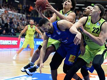 Medi-Spieler James Robinson setzt zum Korbleger an, der Ex-Bayreuther David Brembly (vorne) kann nicht mehr verteidigen. Rechts Reid Travis. hinter ihm Sergio Kerusch. Foto: Peter Mularczyk