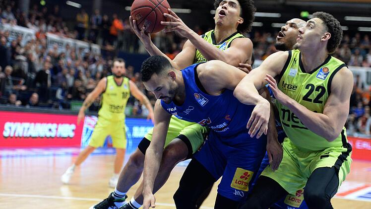 Medi-Spieler James Robinson setzt zum Korbleger an, der Ex-Bayreuther David Brembly (vorne) kann nicht mehr verteidigen. Rechts Reid Travis. hinter ihm Sergio Kerusch. Foto: Peter Mularczyk