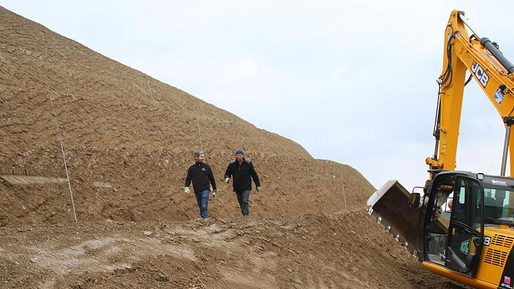 Mit der Querterrassierung eines zwei Hektar großen Weinbergs in Ramsthal  betritt das Weingut Neder Neuland.