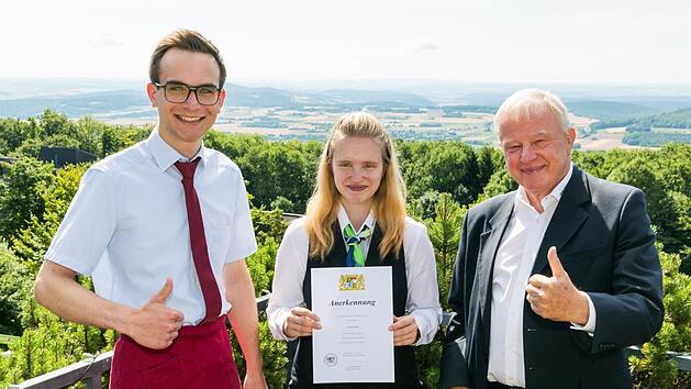 Chantal Schulz hat ihre Ausbildung zur Hotelfachfrau so gut abgeschlossen, dass sie mit dem Staatspreis der Regierung von Unterfranken ausgezeichnet wurde.Ebenfalls gut abgeschlossen hat Lennard Gersch (20, W&uuml;stensachsen). Zu den hervorragenden L...