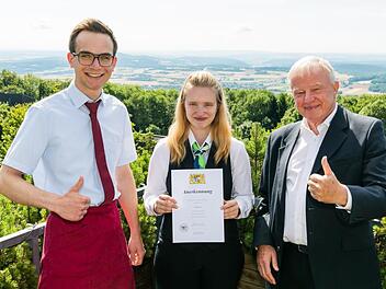 Chantal Schulz hat ihre Ausbildung zur Hotelfachfrau so gut abgeschlossen, dass sie mit dem Staatspreis der Regierung von Unterfranken ausgezeichnet wurde.Ebenfalls gut abgeschlossen hat Lennard Gersch (20, Wüstensachsen). Zu den hervorragenden L...