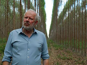 Szene aus dem ARD-Thriller "Verschollen": In Klemens (Axel Milberg) w&auml;chst der Verdacht, dass sein Sohn in der Plantage etwas Illegalem auf der Spur war.