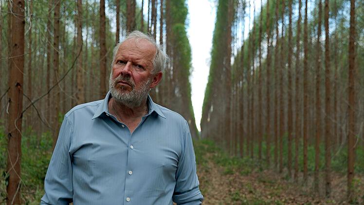 Szene aus dem ARD-Thriller "Verschollen": In Klemens (Axel Milberg) wächst der Verdacht, dass sein Sohn in der Plantage etwas Illegalem auf der Spur war.