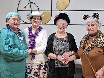 Von links: Irmgard Heinrich bedankt sich bei Lotte Schneider, Gudrun Fr&ouml;hlich und Waltraud Leitschuh f&uuml;r ihre Darbietungen.