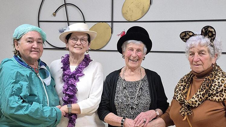 Von links: Irmgard Heinrich bedankt sich bei Lotte Schneider, Gudrun Fr&ouml;hlich und Waltraud Leitschuh f&uuml;r ihre Darbietungen.