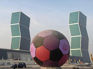 Ein überdimensionaler Fußball steht am 06.01.2011 in einem Kreisverkehr in Doha, der Hauptstadt von Katar. Foto: Andreas Gebert/dpa