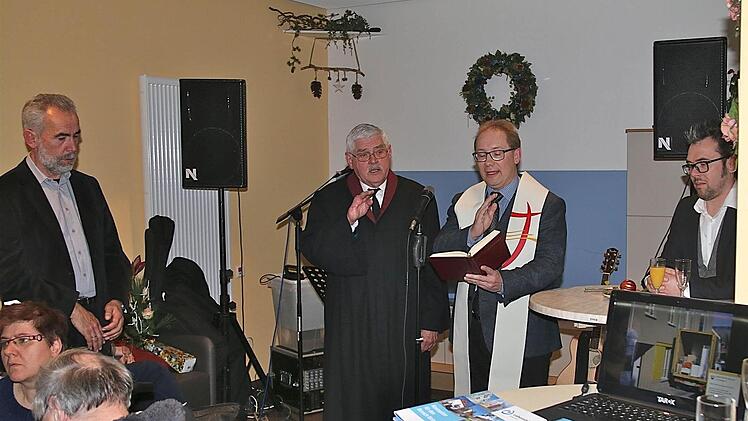 Den ökumenischen Segen für das neue Haus spendeten Prädikant Klaus Vosshage und Pfarrer Thomas Eschenbacher.