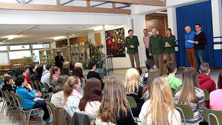 Begrüßung der Schülerlotsen durch (von links) Jürgen Schmeißer, Sigi Nürnberger, Günther Thaler, Michaela Rosenthal, OskarHolzmann und Timo Fuchs Foto: Johanna Blum