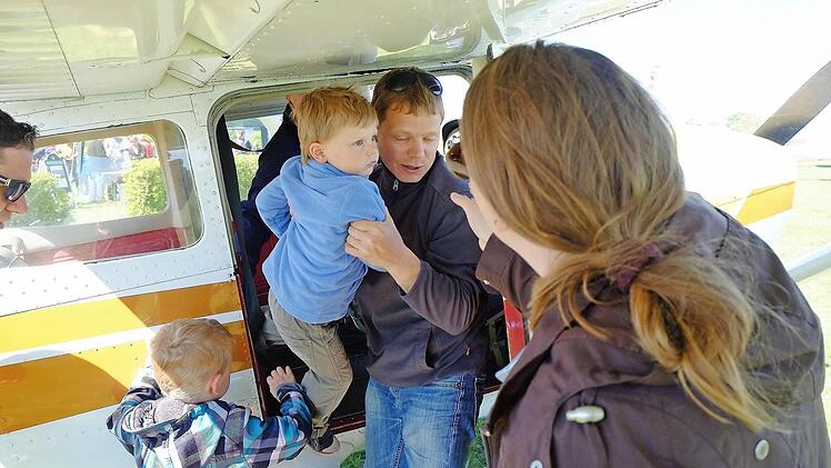 Dieser Flug sei interessanter gewesen als im großen Flieger zu sitzen, meinte Familie Beate und Torsten Schipper aus Untererthal. Man genoss den Blick von oben auf die Heimat. Fotos: Gerd Schaar