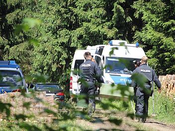 Hundertschaften der Polizei durchforsten am Montag den Ort, an dem vermutlich die Leiche der kleinen Peggy von einem Pilzsammler entdeckt worden war.  Fotos: Christian Pack und dpa