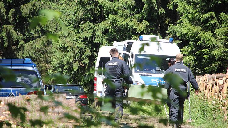 Hundertschaften der Polizei durchforsten am Montag den Ort, an dem vermutlich die Leiche der kleinen Peggy von einem Pilzsammler entdeckt worden war.  Fotos: Christian Pack und dpa