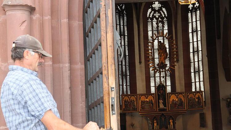 Elmar Köhler vom städtischen Bauhof hat alle acht Türen frisch gestrichen. Foto: Kerstin Väth