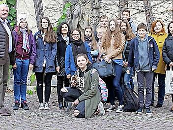 Die zwölf Schüler aus dem polnischen Zordy mit Bürgermeister Hennemann (links) sowie den Lehrkräfte Barbara Perenc und Heike Eichenhüller (rechts) sowie Barbara Barglik (Vierte von links). Fotos: Ralf Kestel