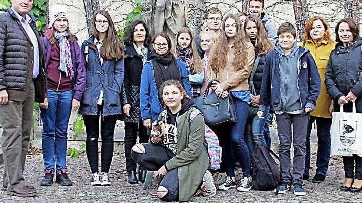Die zwölf Schüler aus dem polnischen Zordy mit Bürgermeister Hennemann (links) sowie den Lehrkräfte Barbara Perenc und Heike Eichenhüller (rechts) sowie Barbara Barglik (Vierte von links). Fotos: Ralf Kestel