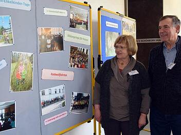 Marlene und Wilhelm Ebitsch präsentierten Fotos von ihrer Arbeit ion der Katholischen Landvolkbewegung. Foto: Andrea Welz