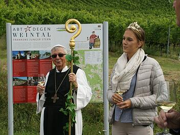 Sehr wohl fühlte sich die fränkische Weinkönigin Silena Werner aus Stammheim bei ihrem Besuch im Abt-Degen-Weintal. Foto: Sabine Weinbeer