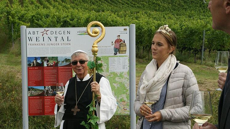 Sehr wohl fühlte sich die fränkische Weinkönigin Silena Werner aus Stammheim bei ihrem Besuch im Abt-Degen-Weintal. Foto: Sabine Weinbeer