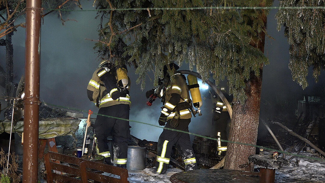 Tragödie in Mittelfranken: 56-Jähriger und seine zwei Hunde sterben bei Feuer in Gartenlaube