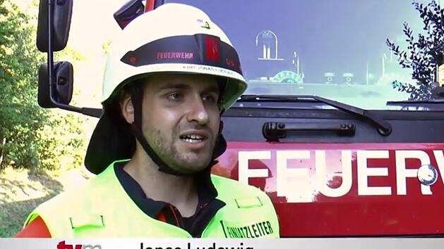 Auch vor der Fernsehkamera informierte Kreisbrandmeister Jonas Ludewig &uuml;ber das Ausma&szlig; des Waldbrandes.Christian Licha