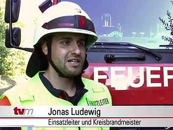 Auch vor der Fernsehkamera informierte Kreisbrandmeister Jonas Ludewig über das Ausmaß des Waldbrandes.Christian Licha