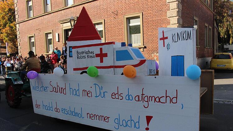 Ein älterer Bürger rief den Krankenwagen, der ihn schnell ins Krankenhaus brachte. Kurze Zeit später traf auch die Polizei ein, die die Tür aufbrach, weil niemand aufmachte. Die Tür war kaputt, aber zumindest ein neues Schloss hat die Polizei eingebaut.   Foto: Yannick Hupfer