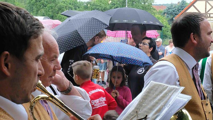 Regen konnte die Teilnehmer vom Sternmarsch nicht abhalten. Foto: Gerd Schaar